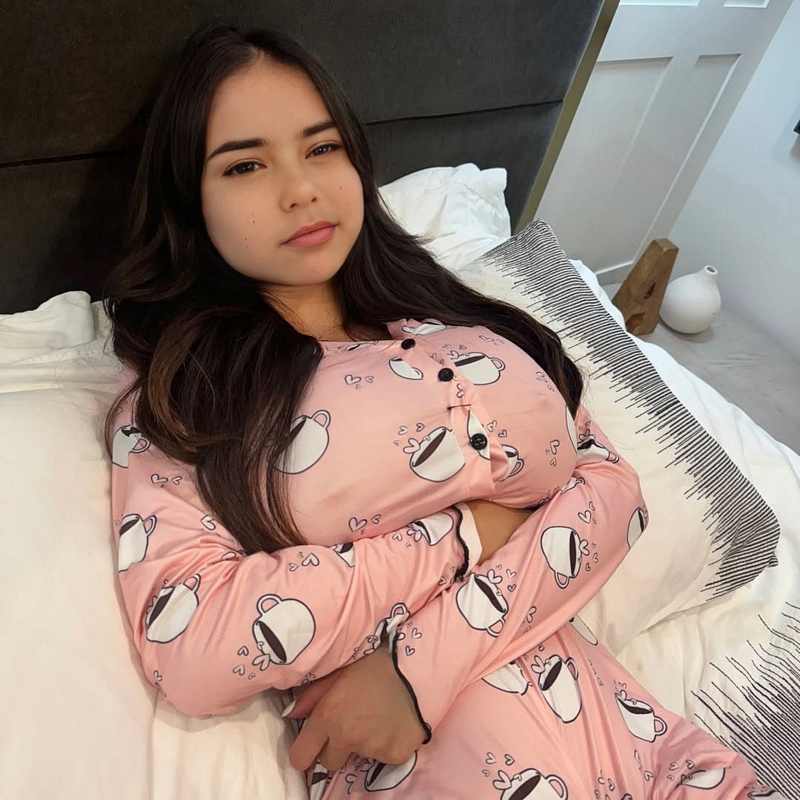 Eve Testaburger im Schlafanzug in ihrem Bett