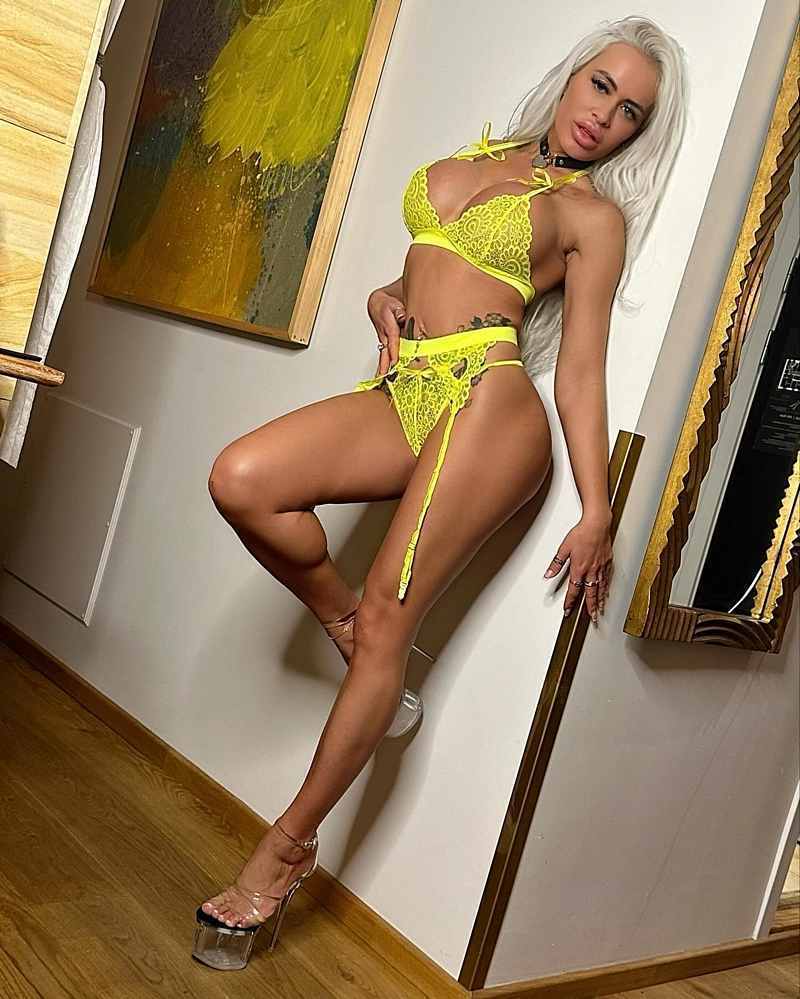 Gitte von G in gelber Unterwäsche