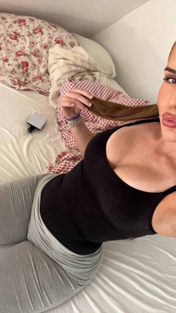 Helena zeigt euch ihre Oberweite in sexy Top