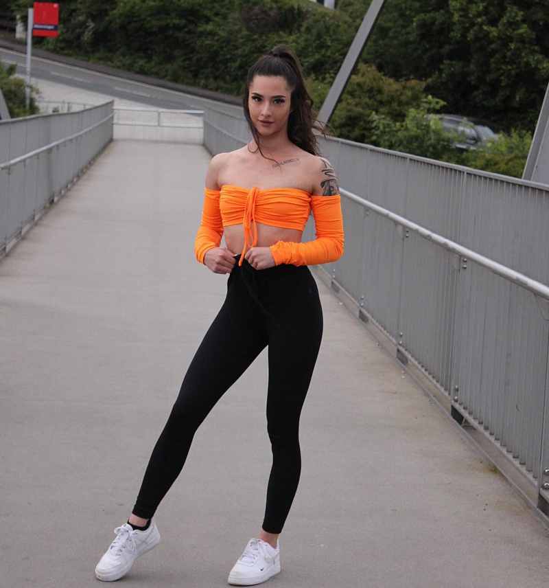 Joanaelaa in engen Leggins