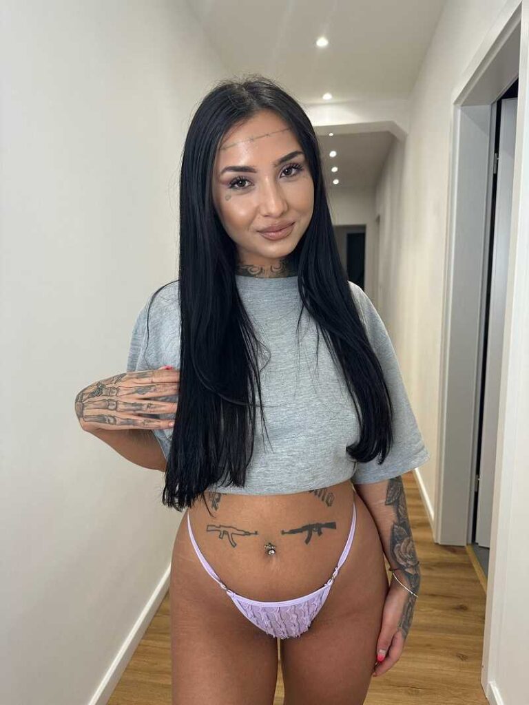 Juicy Joana steht mit Slip im Flur