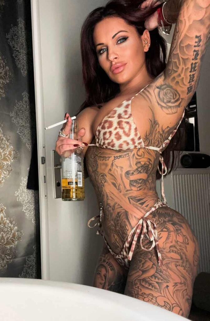 Julia Jasmin als Partybabe mit Kippe und Bier