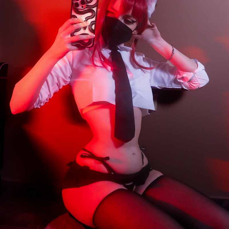 Kittxnly im sexy Dress und bauchfrei