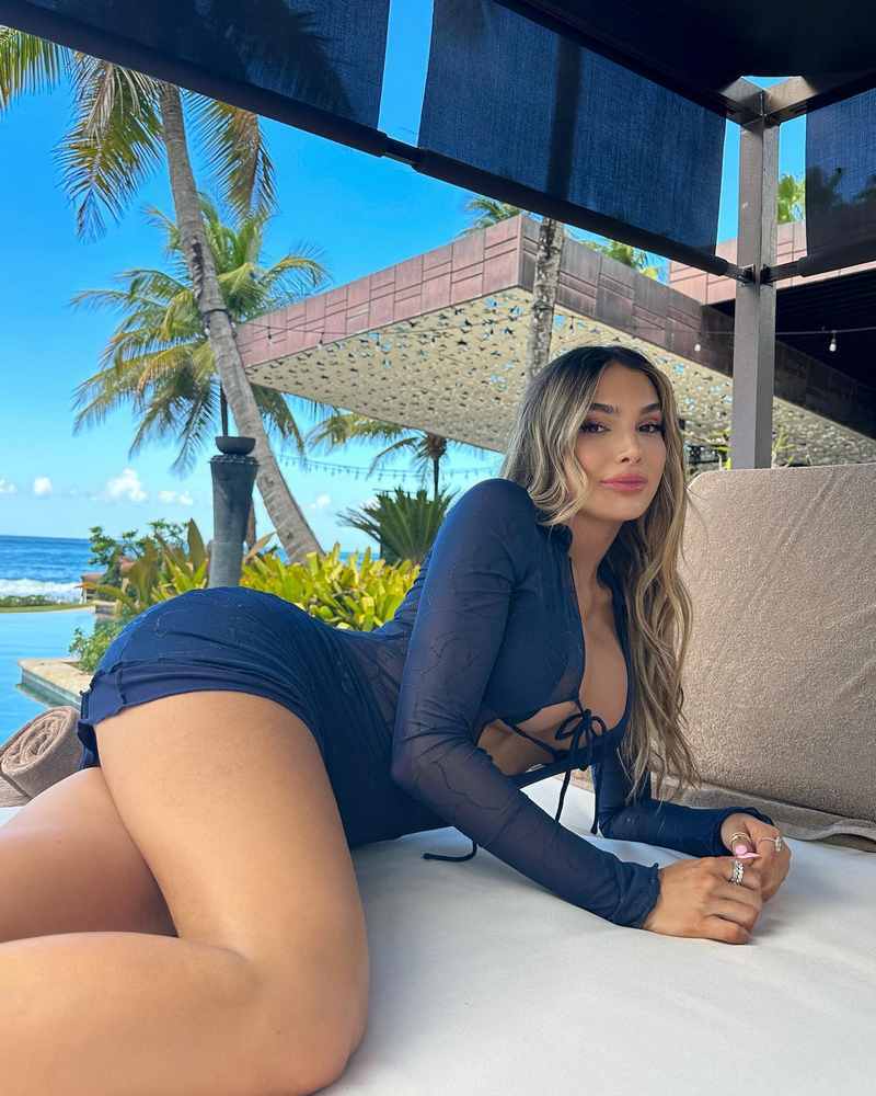 Lyna Perez räkelt sich auf der Sonnenliege und wartet auf euch