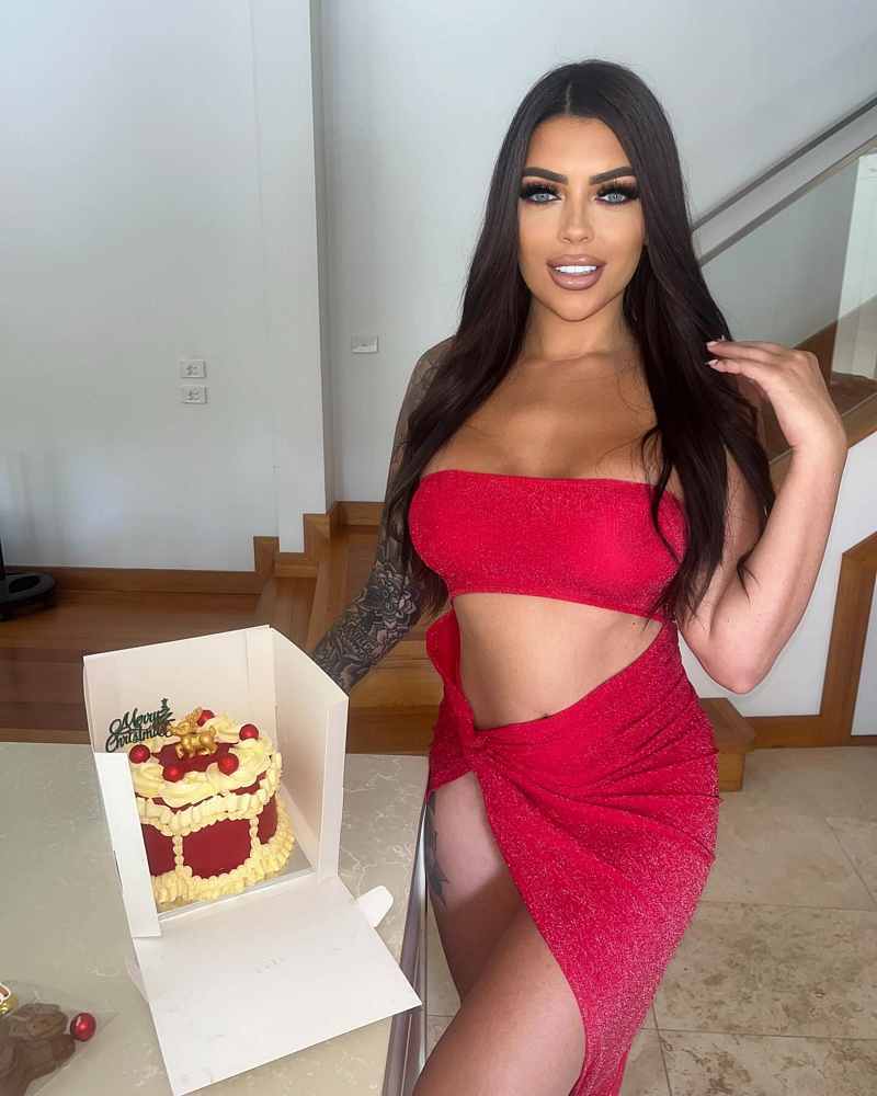 Stephanie Louise hat etwas Rotes an und sieht sehr sexy aus
