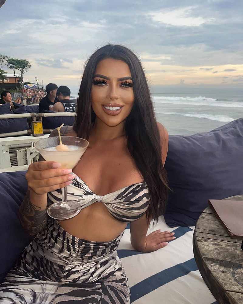 Stephanie Louise trinkt einen Cocktail im sexy Outfit