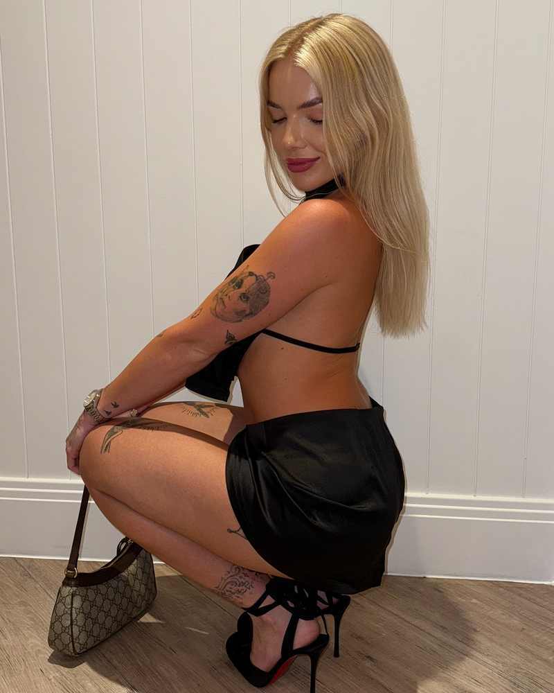 Tasha Paige kniet vor euch mit einem knappen Minirock