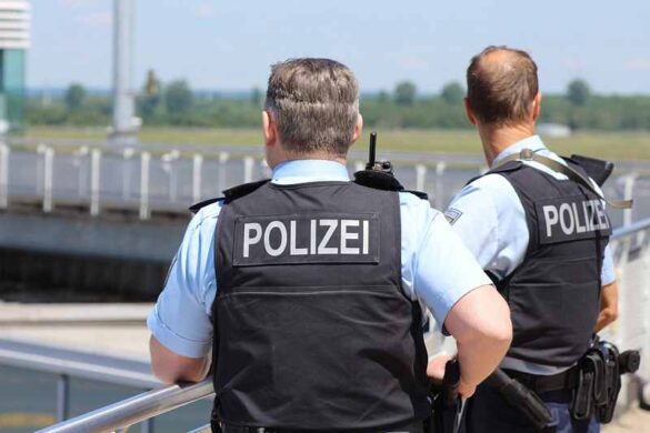 Zwei Polizeibeamte auf Streife