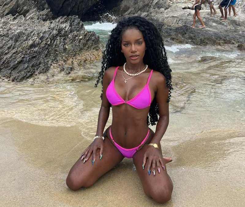 Brenda Perlaza kniet am Strand vor euch und hat Erwartungen