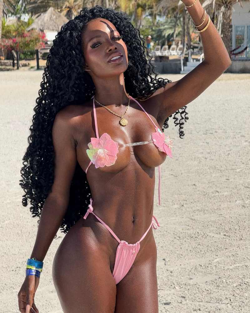 Brenda Perlaza zeigt ihren perfekten Körper im Blümchen-Bikini