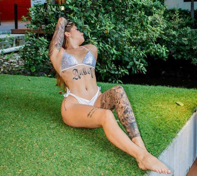 Chalina sehr knapper Bikini sexy Tattoos