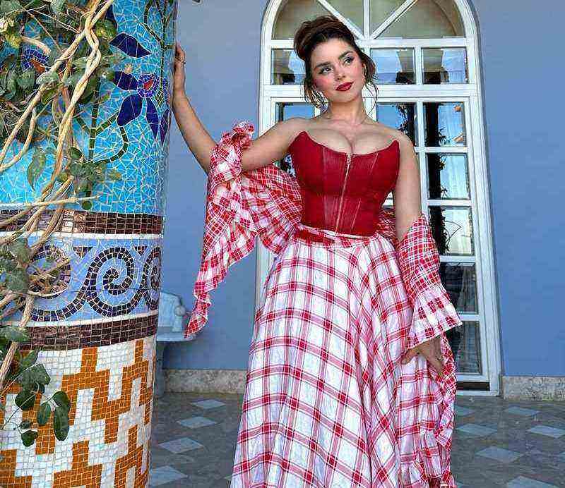 Demi Rose hat eine Corsage an und sieht aus wie eine Prinzessin