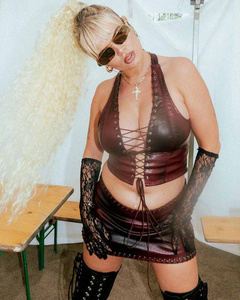 Erika Vikman in Leder-Outfit ohne Tabus