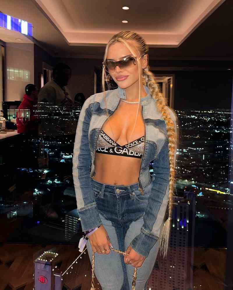 Hannah Brooke zeigt ihren Ausschnitt - heißes Outfit
