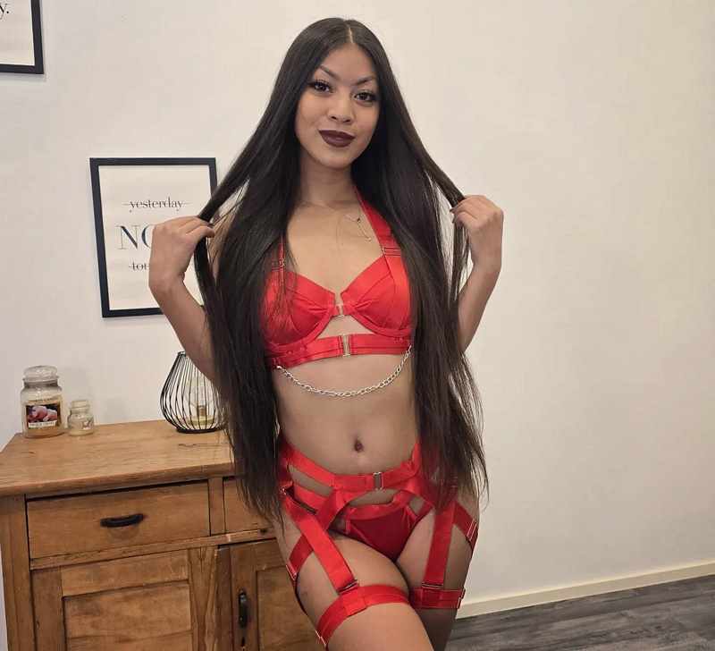 Kim Rose hat bezaubernde rote Dessous an
