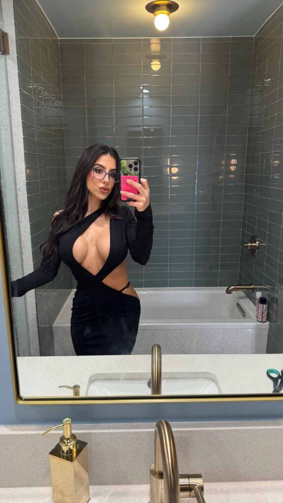 Lena The Plug hat ein mega sexy Kleid an und zeigt ihre Brüste