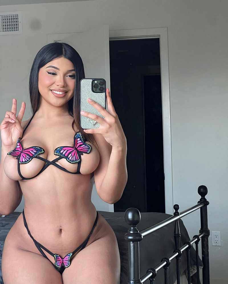 Lil Janet drücken fast die Brüste heraus