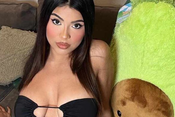 Lil Janet schaut euch mit ihrem erotischen Blick an