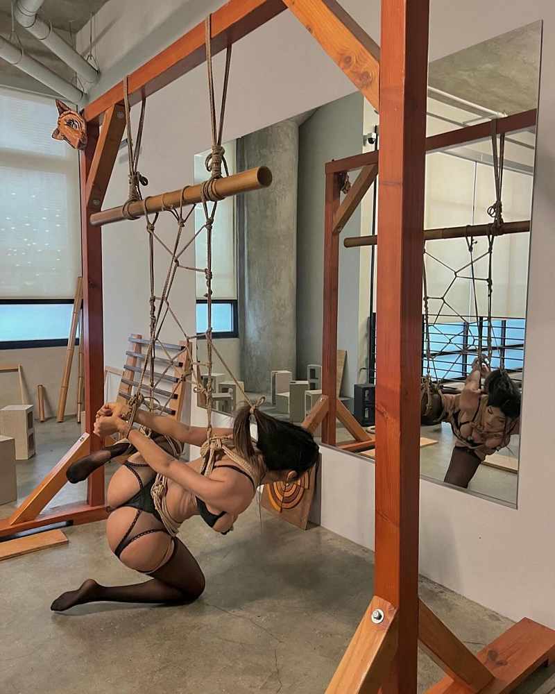 Lil Janet steht auf Bondage in sexy Dessous