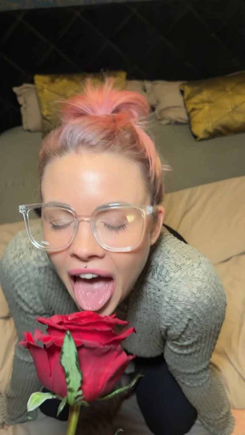 Lina Melon leckt und macht die Augen zu
