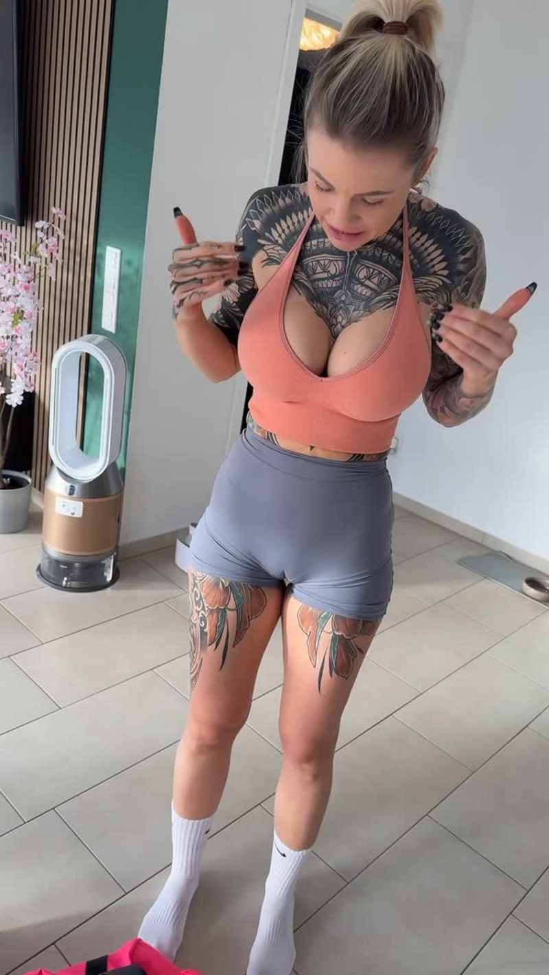 Lina Melon zeigt ihren Camel Toe in der engen Leggings
