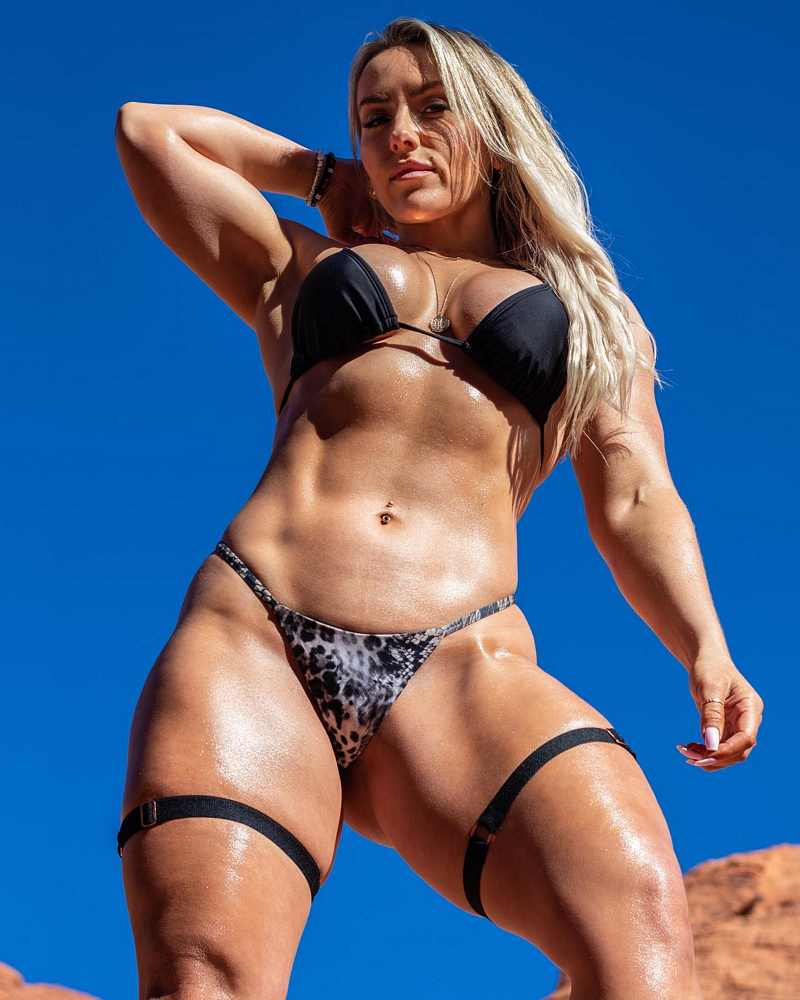 Louise Roberts ganz nass im Bikini