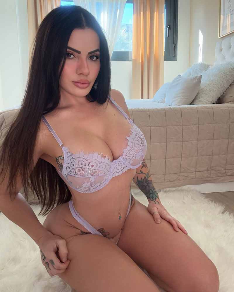 Maria José López Malo trägt Unterwäsche mit Spitze - sehr sexy