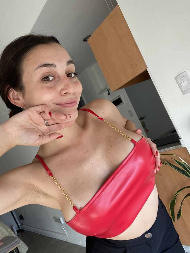 Maria Luna streichelt ihre Brust