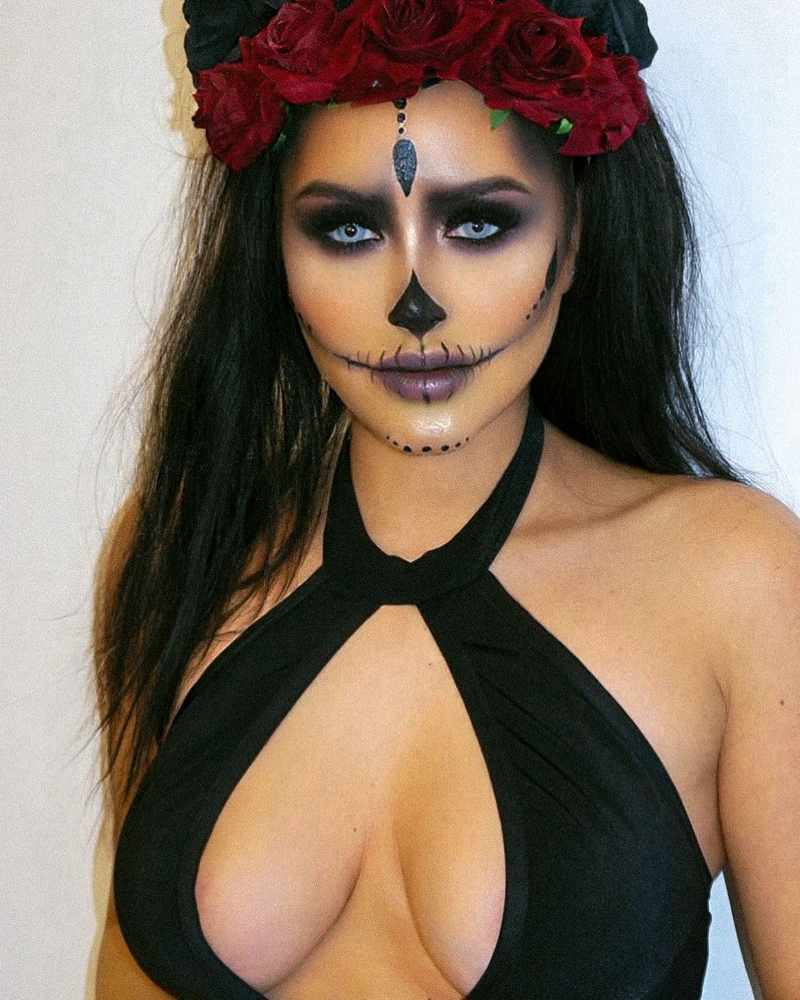 Marnie Simpson mit großer Oberweite an Halloween