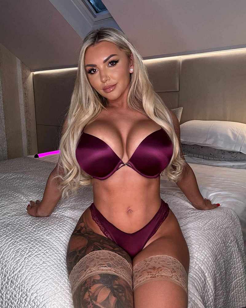 Morgan Holly Moore sitzt auf dem Bett in mega hotter Unterwäsche
