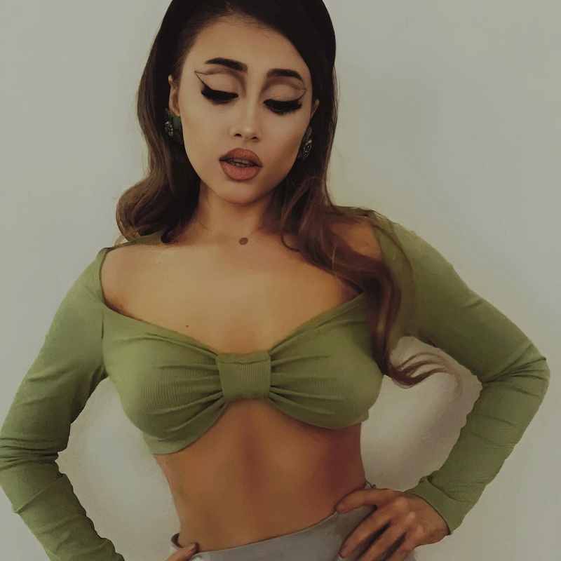 Paige Niemann bauchfrei und kleines Top