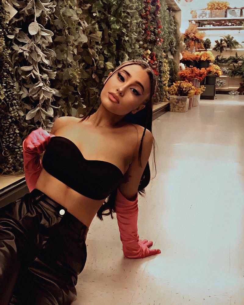 Paige Niemann räkelt sich im sexy Outfit auf dem Boden