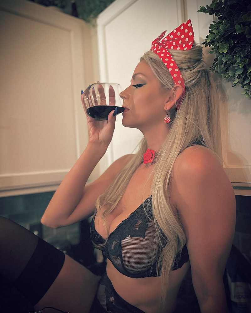 Selina Siren trinkt Wein in sexy Outfit