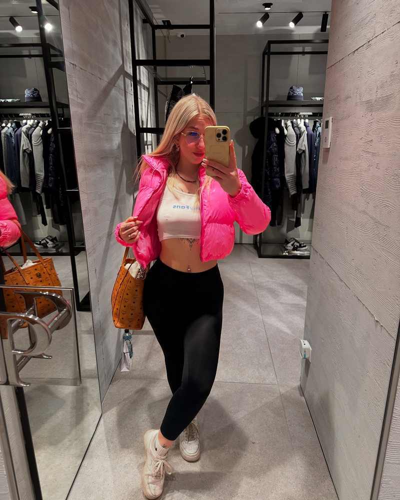 Tamy in hautengen Leggings beim Shoppen