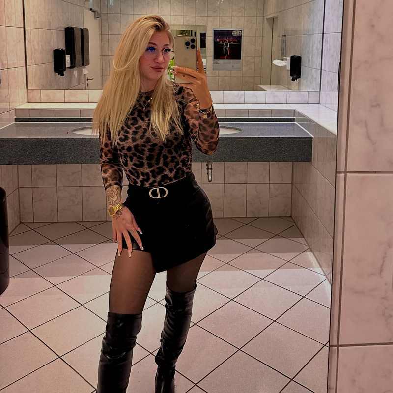Tamy sexy angezogen im Club
