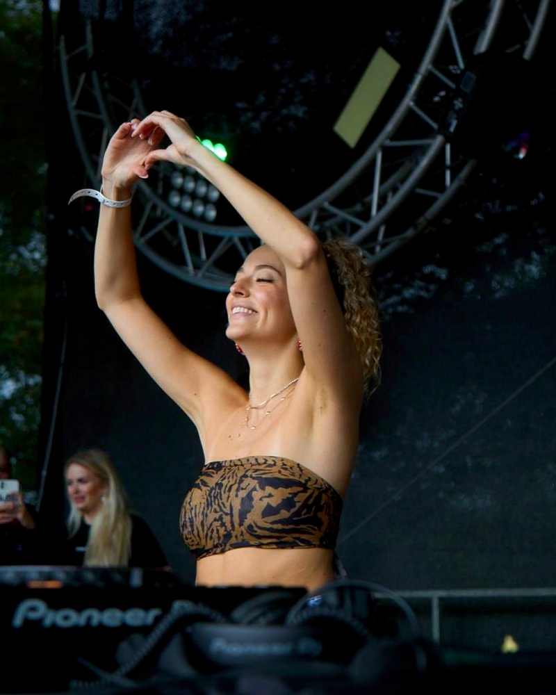 Tanina Arambasic hat nur ein schmales Top an