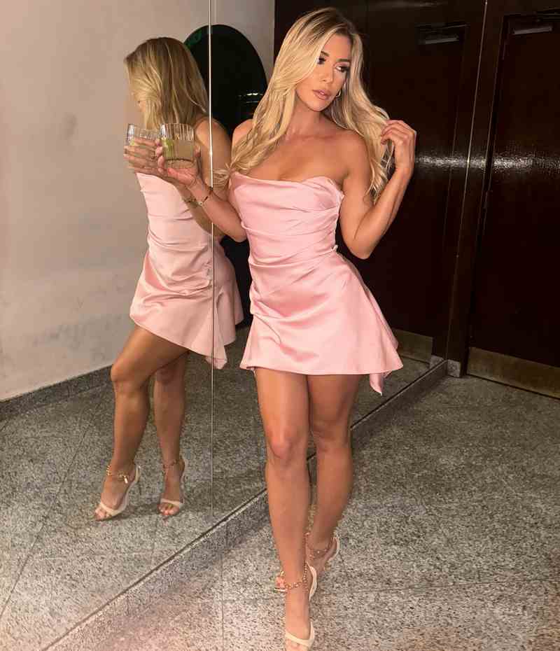 Tiarne Simone Butler im kurzen Kleidchen mit sexy Beinen