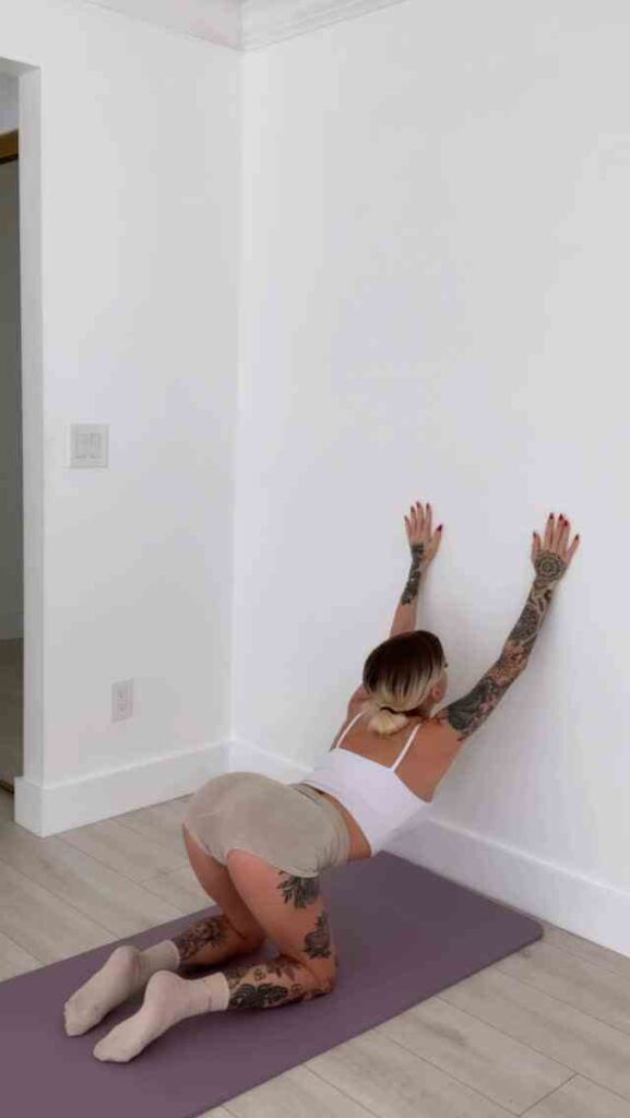 Victoria Snooks macht Yoga und zeigt ihren Knack-Po