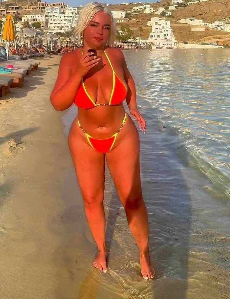 Yolosi im knappen Bikini mit heißen Kurven