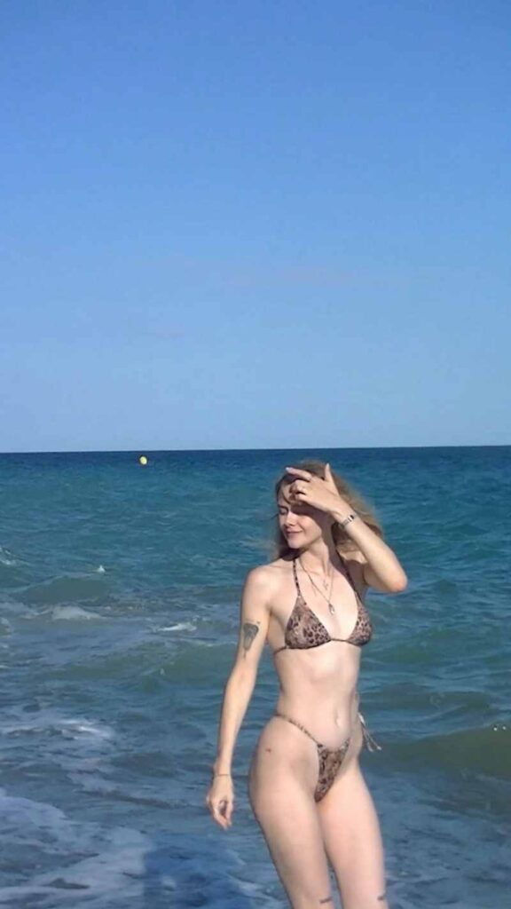 maryzzle am Meer mit einem knappen Bikini