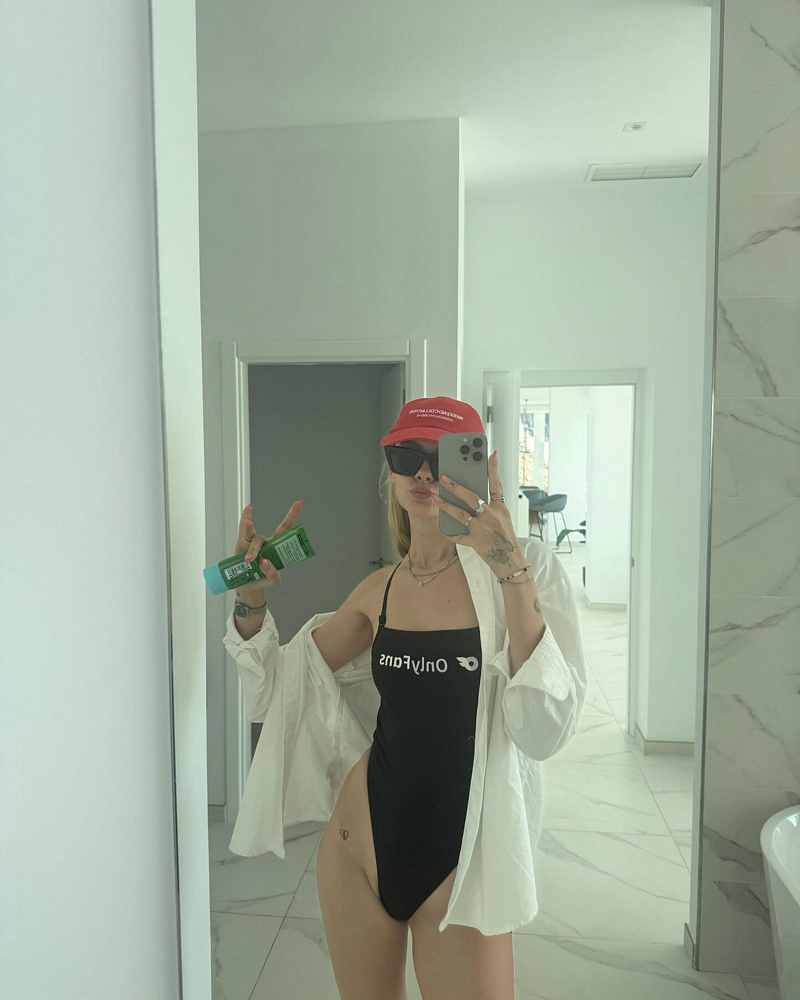 maryzzle im sexy OnlyFans-Badeanzug