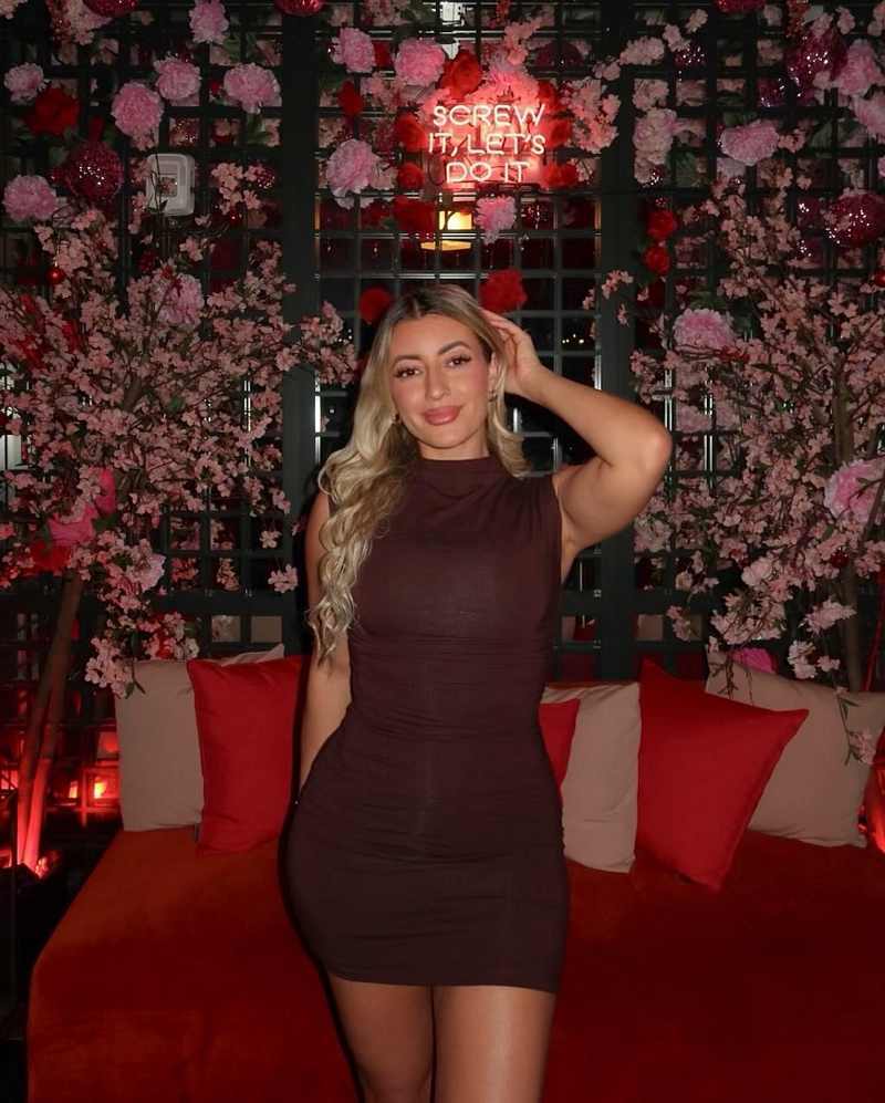 Ana Nello in einem schicken engen Kleid