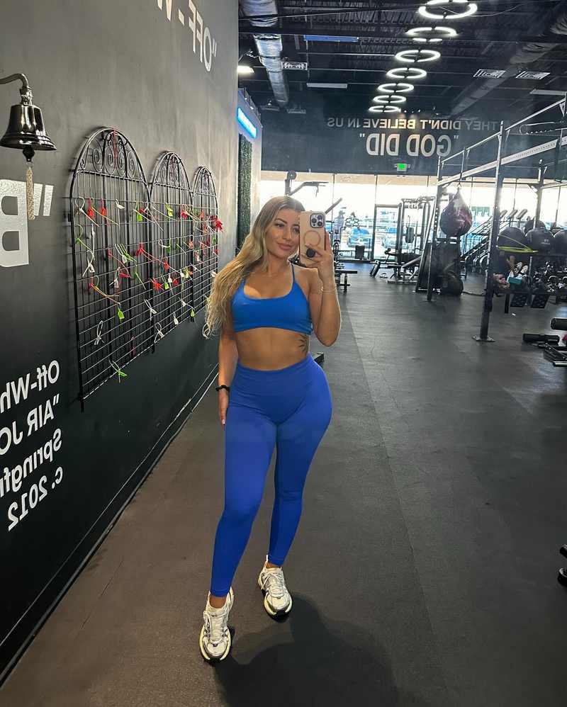 Ana Nello in sexy Leggings im Gym