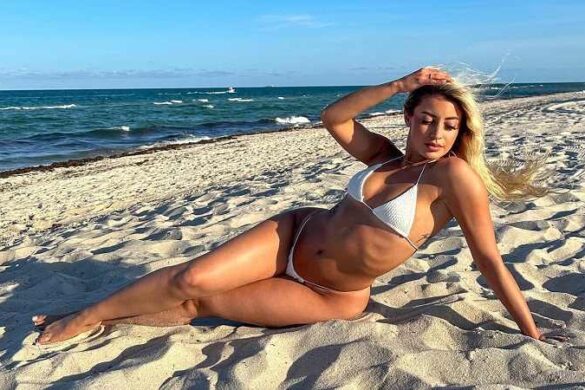 Ana Nello sexy liegend am Strand