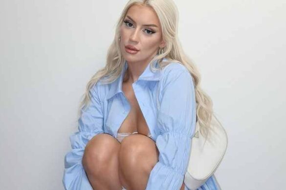 Ashly Schwan ganz unschuldig in hellblau - und sexy