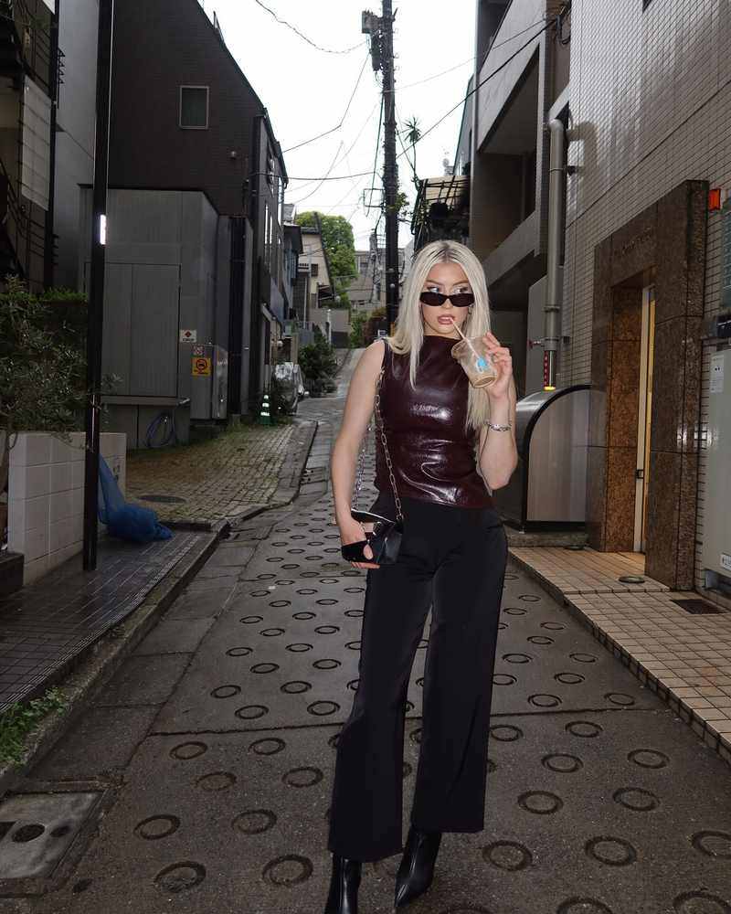 Ashly Schwan mit sexy Leder-Top und Designer-Hose