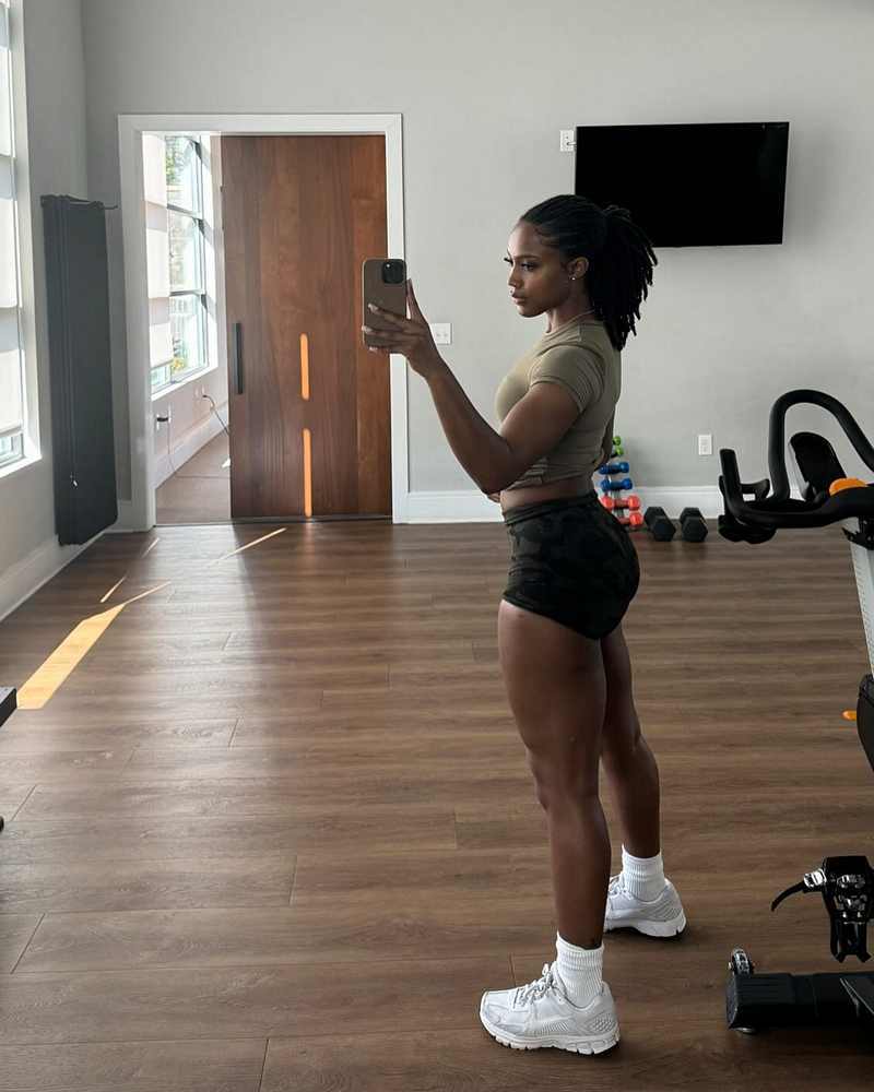 Bhrianna Chanell beim Workout mit Hotpants