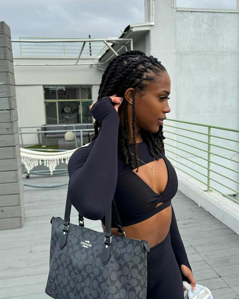 Bhrianna Chanell hat einen tiefen Ausschnitt in sportlicher Kleidung - sexy