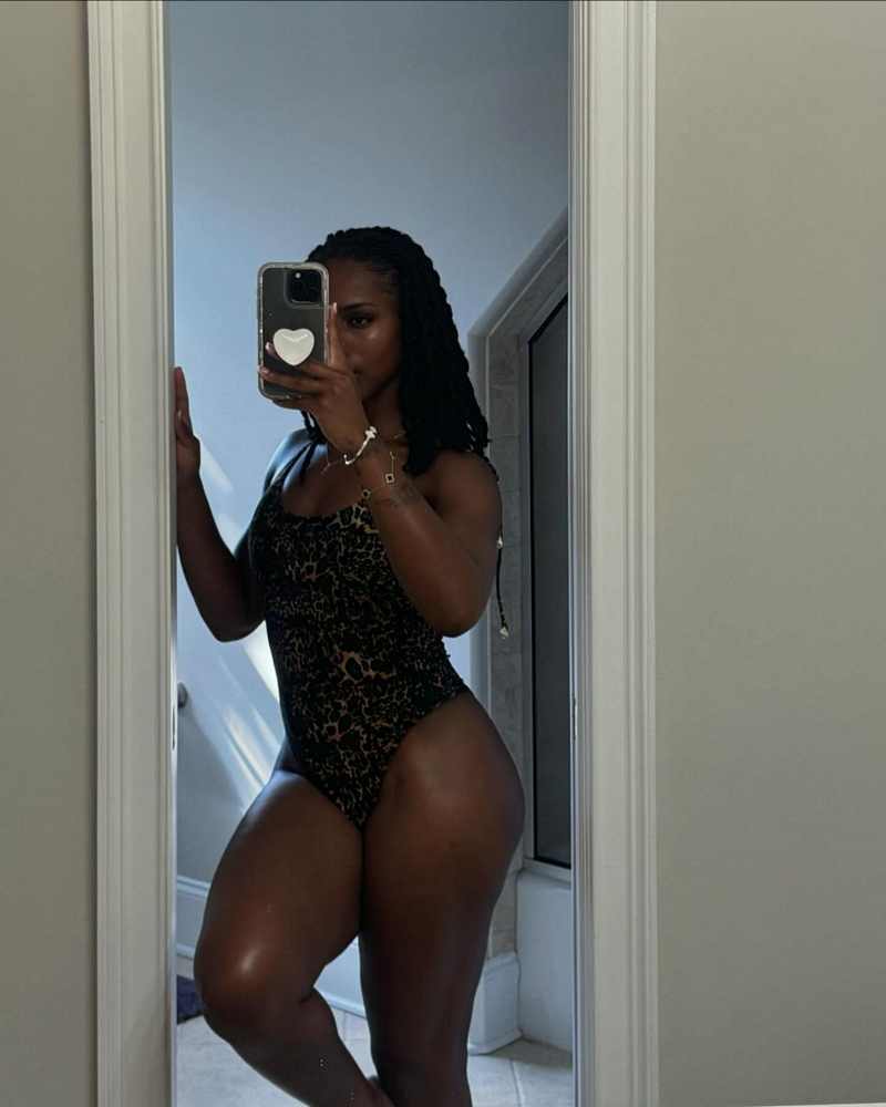 Bhrianna Chanell hat nur einen knappen Body an und macht ein Selfie