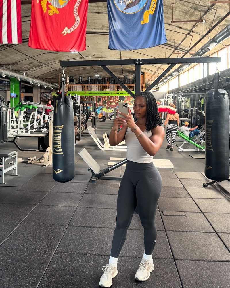 Bhrianna Chanell macht ein Leggingsselfie im Fitness-Studio